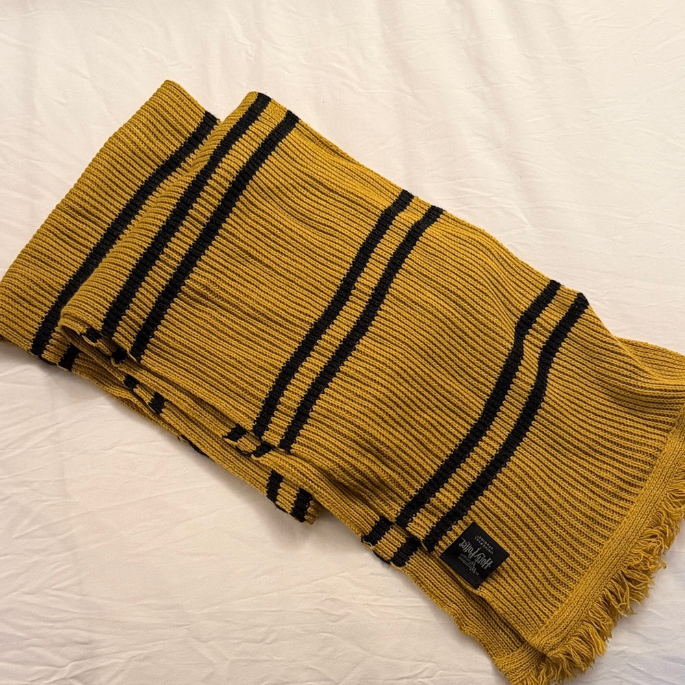 Universal Studios Wizarding World of Harry Potter Hufflepuff Scarf
